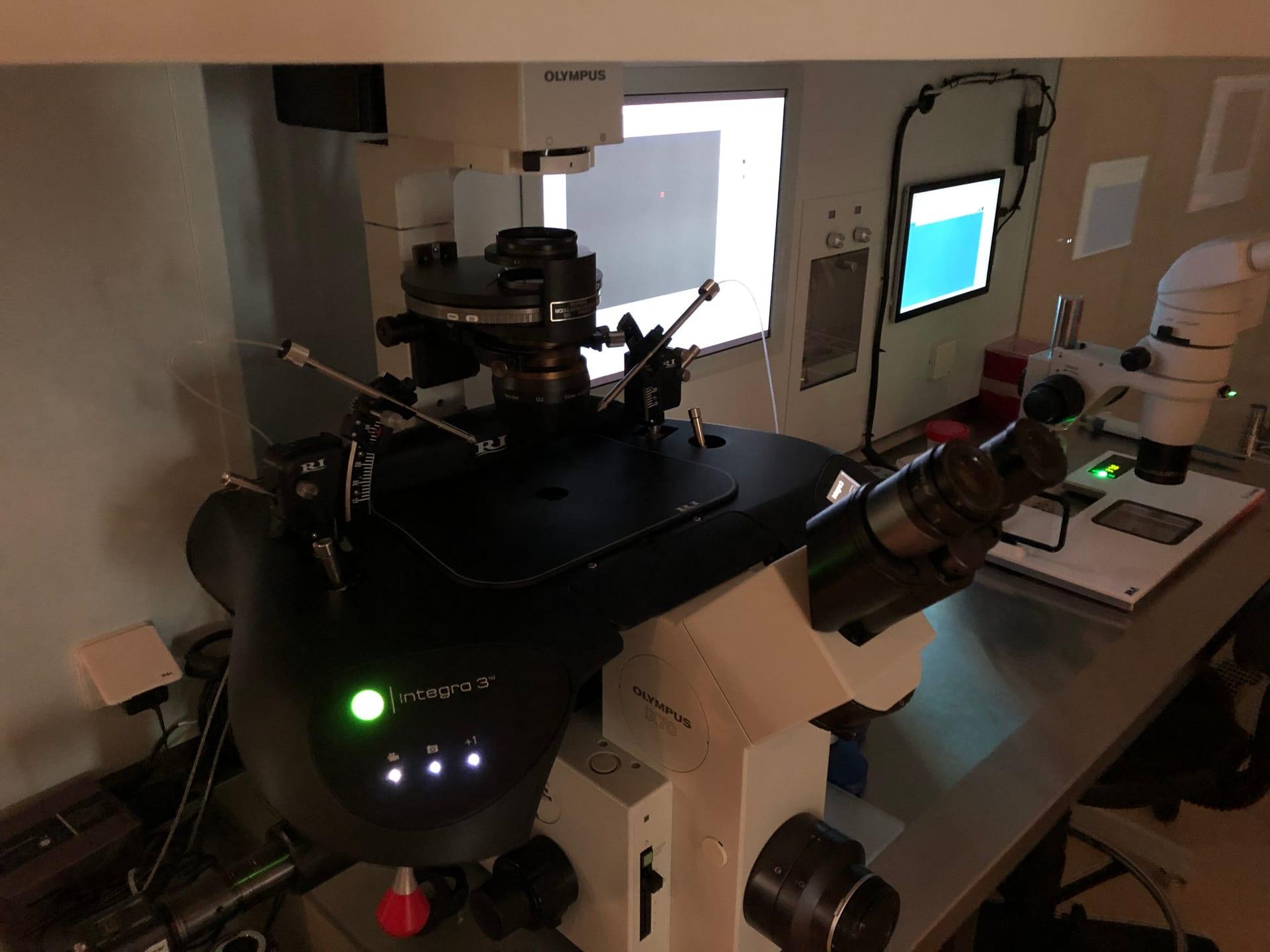 Plataforma RI Integra con Microinyectores y Microscopio Invertido